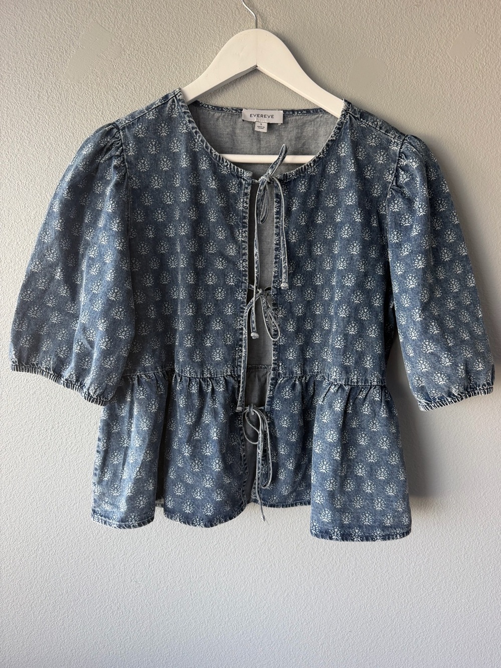 Evereve blue white floral Lucille tie front puff sleeve chambray top Women’s S